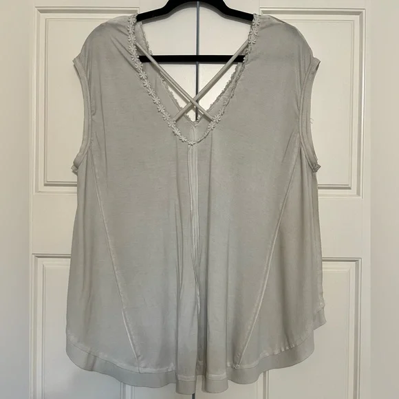 NWOT POL Gray/Beige Floral Flowy Criss Cross Tank Top - Picture 2 of 6